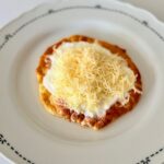 Sütőben sült felhőlángos tejföllel, reszelt sajttal és lilahagymával megpakolva, egészségesebb lángos alternatívaként tálalva.