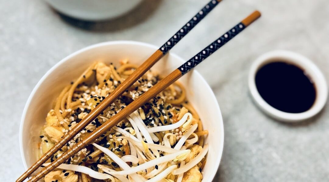 IR-barát ázsiai csirkés-zöldséges spagetti teljes kiőrlésű tésztával, shiitake gombával, kínai kellel és lime-mal.