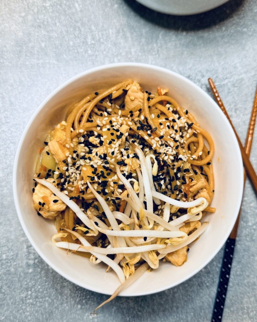 IR-barát ázsiai csirkés-zöldséges spagetti teljes kiőrlésű tésztával, shiitake gombával, kínai kellel és lime-mal.