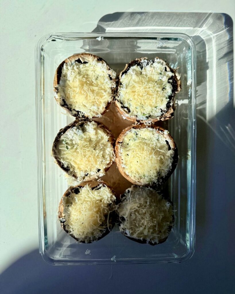 IR-barát spenótos-ricottás töltött portobello gomba parmezánnal, sütőben aranybarnára sütve.
