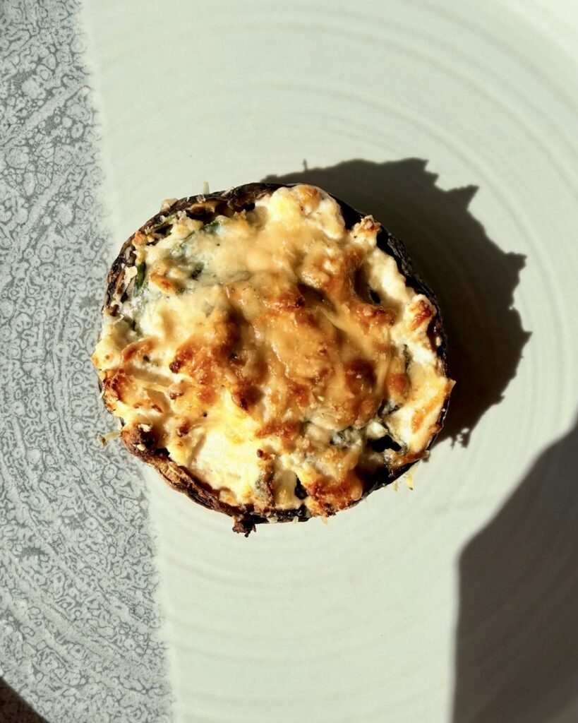 IR-barát spenótos-ricottás töltött portobello gomba parmezánnal, sütőben aranybarnára sütve.