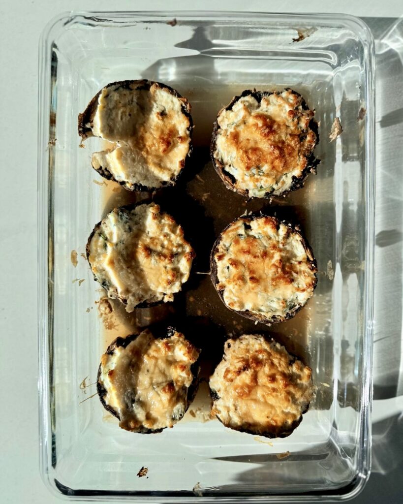 IR-barát spenótos-ricottás töltött portobello gomba parmezánnal, sütőben aranybarnára sütve.