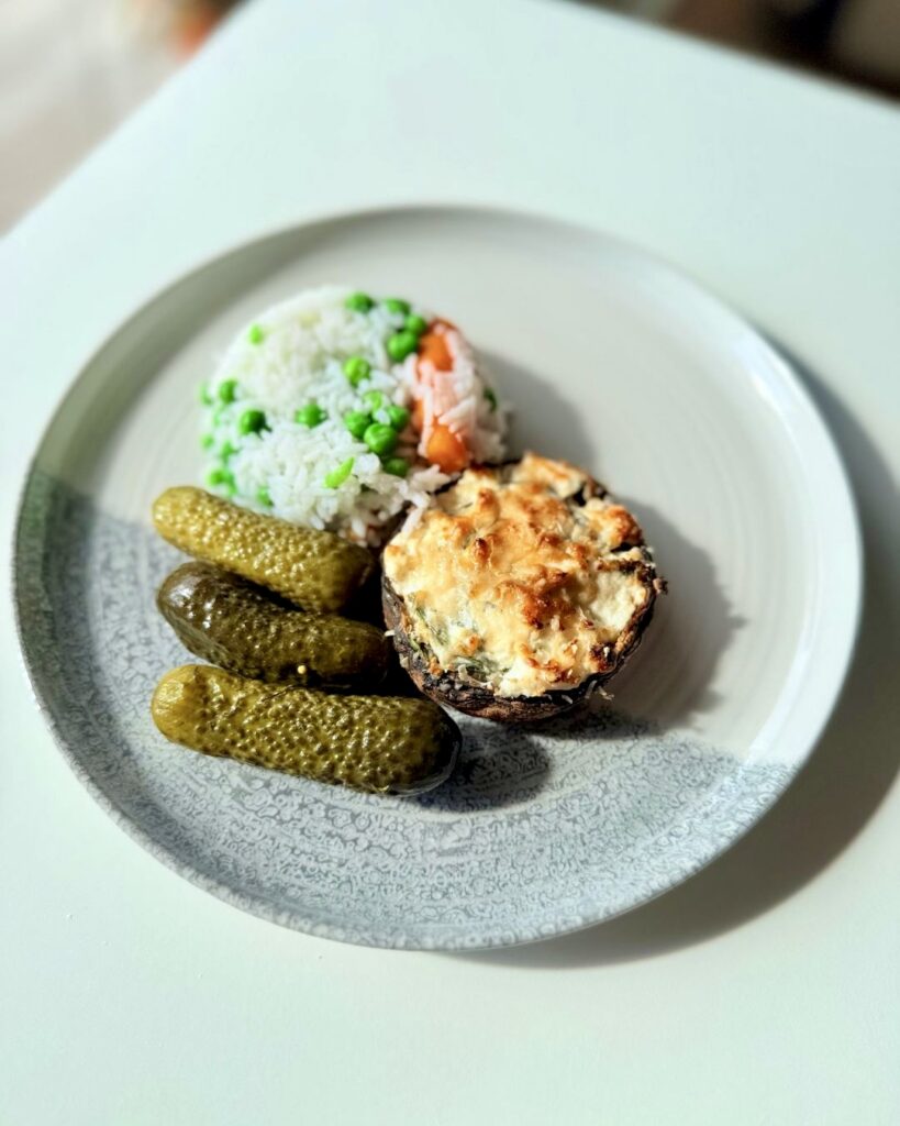 IR-barát spenótos-ricottás töltött portobello gomba parmezánnal, sütőben aranybarnára sütve.