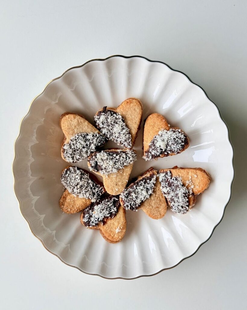 cukormentes, szív alakú epres linzer csokiba mártva és kókuszba forgatva, puhább joghurtos tésztával, IR-barát Valentin-napi desszert