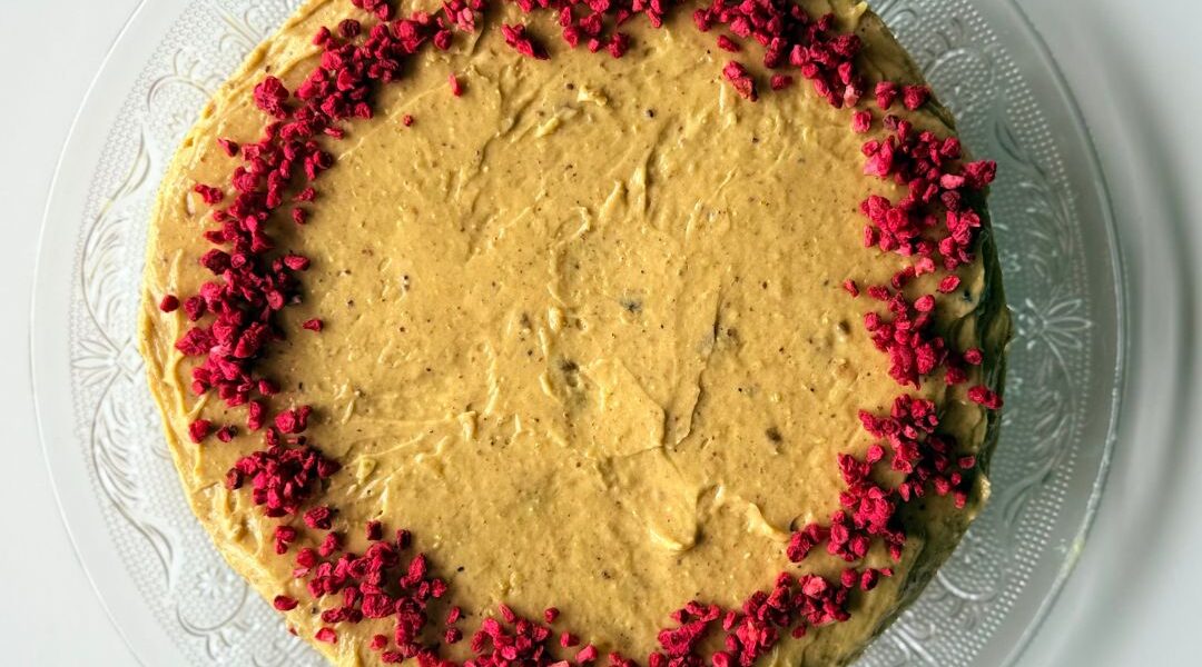 IR-barát brownie torta pisztáciakrémmel a tetején, liofilizált málnával megszórva, szeletelve