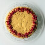 IR-barát brownie torta pisztáciakrémmel a tetején, liofilizált málnával megszórva, szeletelve