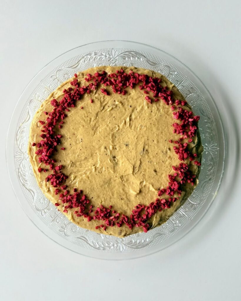 IR-barát brownie torta pisztáciakrémmel a tetején, liofilizált málnával megszórva, szeletelve