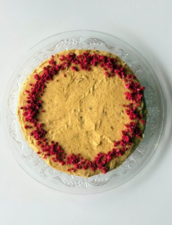 IR-barát brownie torta pisztáciakrémmel a tetején, liofilizált málnával megszórva, szeletelve