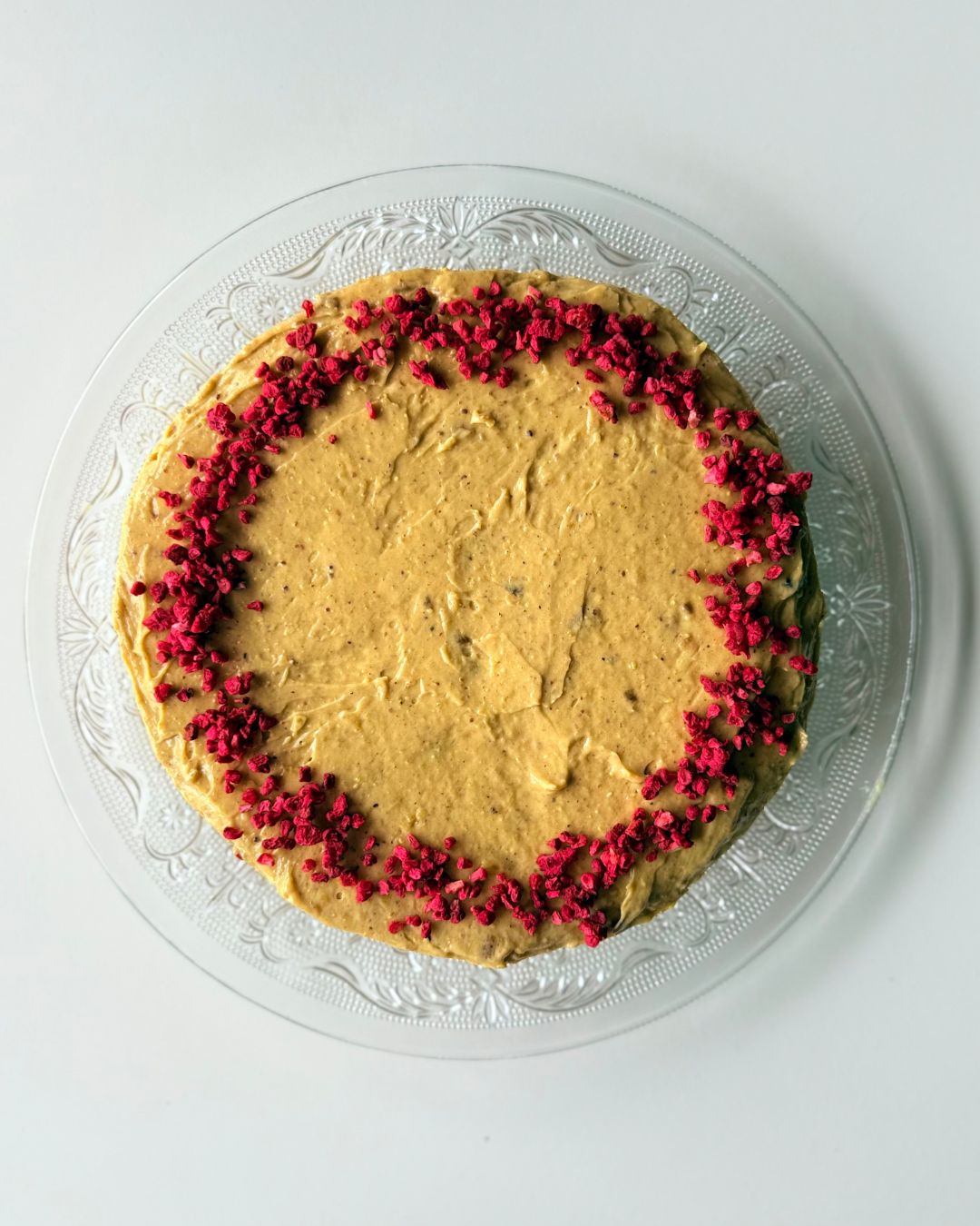 IR-barát brownie torta pisztáciakrémmel a tetején, liofilizált málnával megszórva, szeletelve