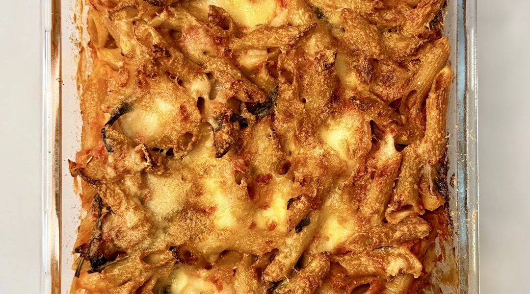 paradicsomos rakott teljes kiőrlésű penne olvadt mozzarellával a tetején