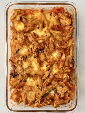 paradicsomos rakott teljes kiőrlésű penne olvadt mozzarellával a tetején