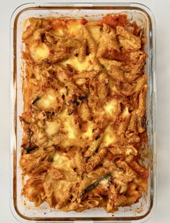 paradicsomos rakott teljes kiőrlésű penne olvadt mozzarellával a tetején