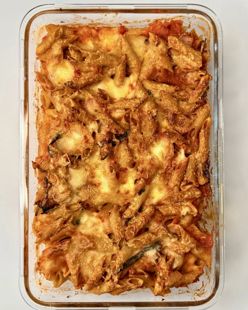 paradicsomos rakott teljes kiőrlésű penne olvadt mozzarellával a tetején