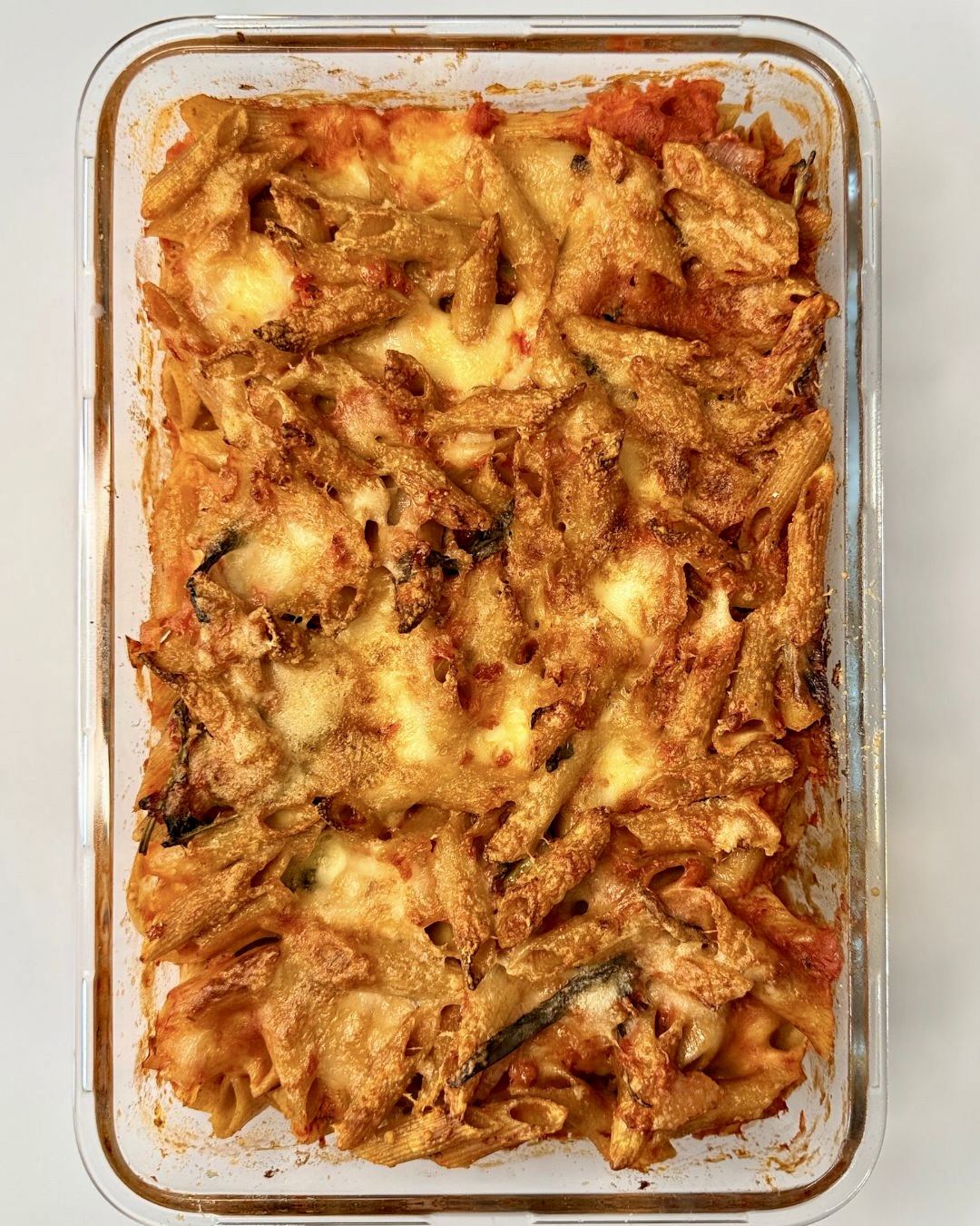 paradicsomos rakott teljes kiőrlésű penne olvadt mozzarellával a tetején