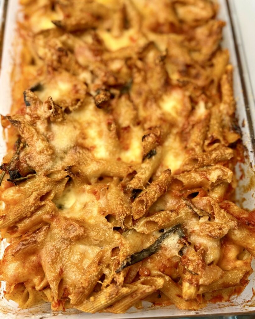 paradicsomos rakott teljes kiőrlésű penne olvadt mozzarellával a tetején