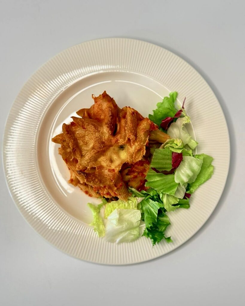 paradicsomos rakott teljes kiőrlésű penne olvadt mozzarellával a tetején