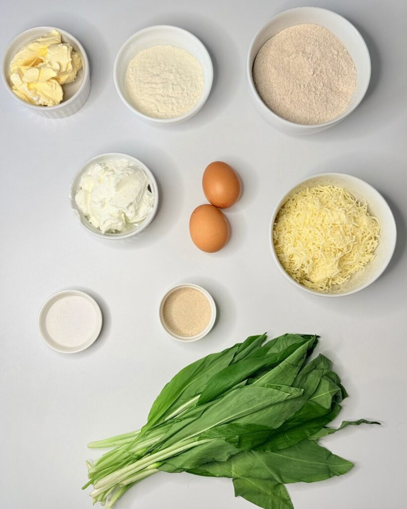 puha, medvehagymás gouda sajtos pogácsa teljes kiőrlésű liszttel, frissen sütve