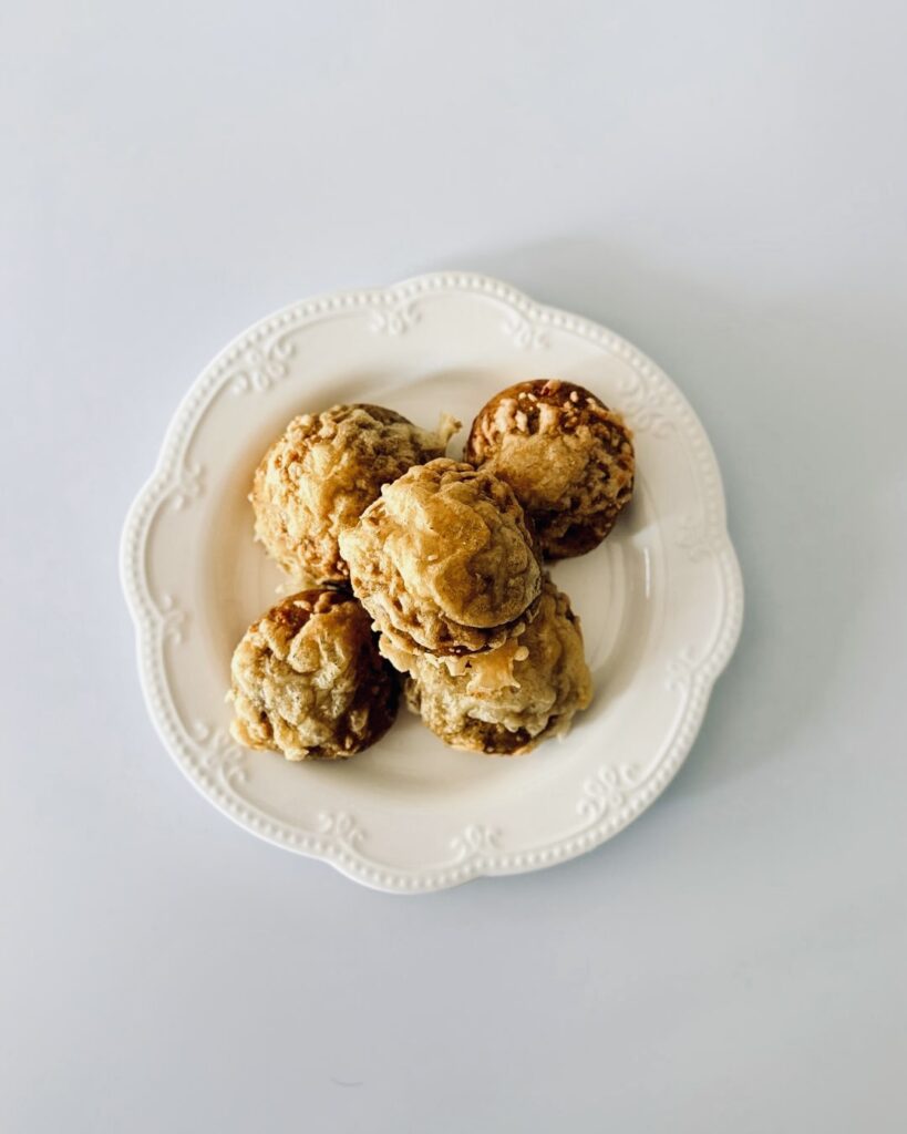 puha, medvehagymás gouda sajtos pogácsa teljes kiőrlésű liszttel, frissen sütve