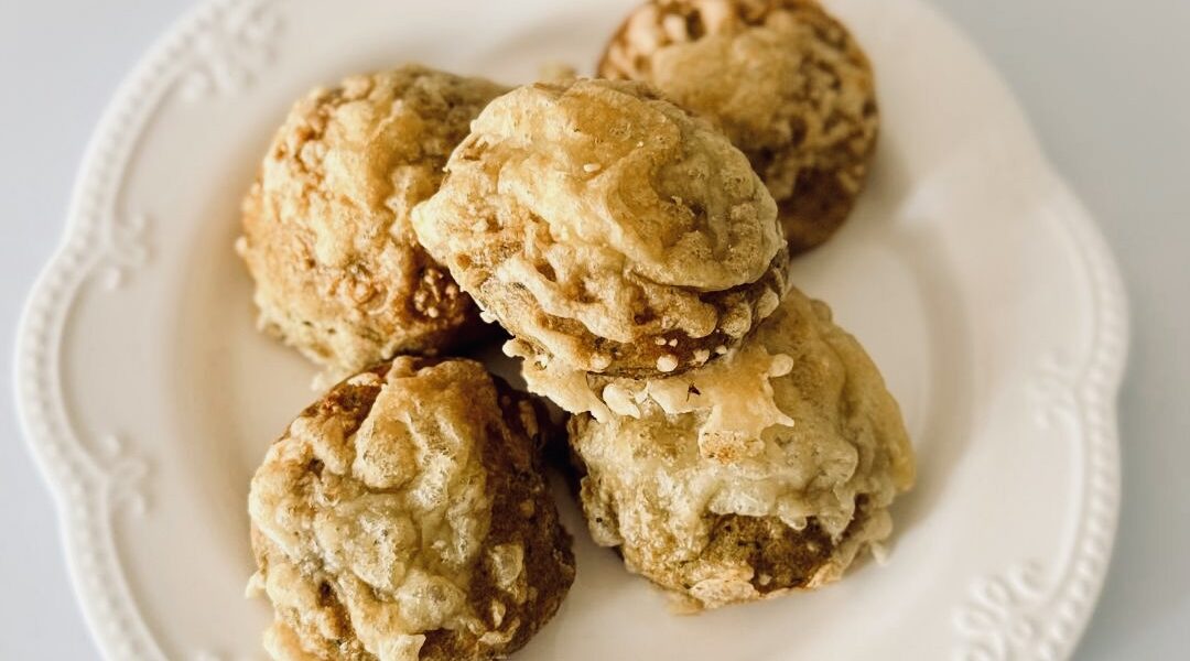 puha, medvehagymás gouda sajtos pogácsa teljes kiőrlésű liszttel, frissen sütve