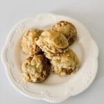 puha, medvehagymás gouda sajtos pogácsa teljes kiőrlésű liszttel, frissen sütve