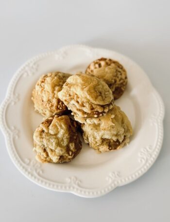 puha, medvehagymás gouda sajtos pogácsa teljes kiőrlésű liszttel, frissen sütve