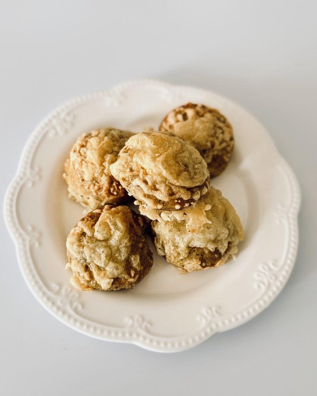 puha, medvehagymás gouda sajtos pogácsa teljes kiőrlésű liszttel, frissen sütve