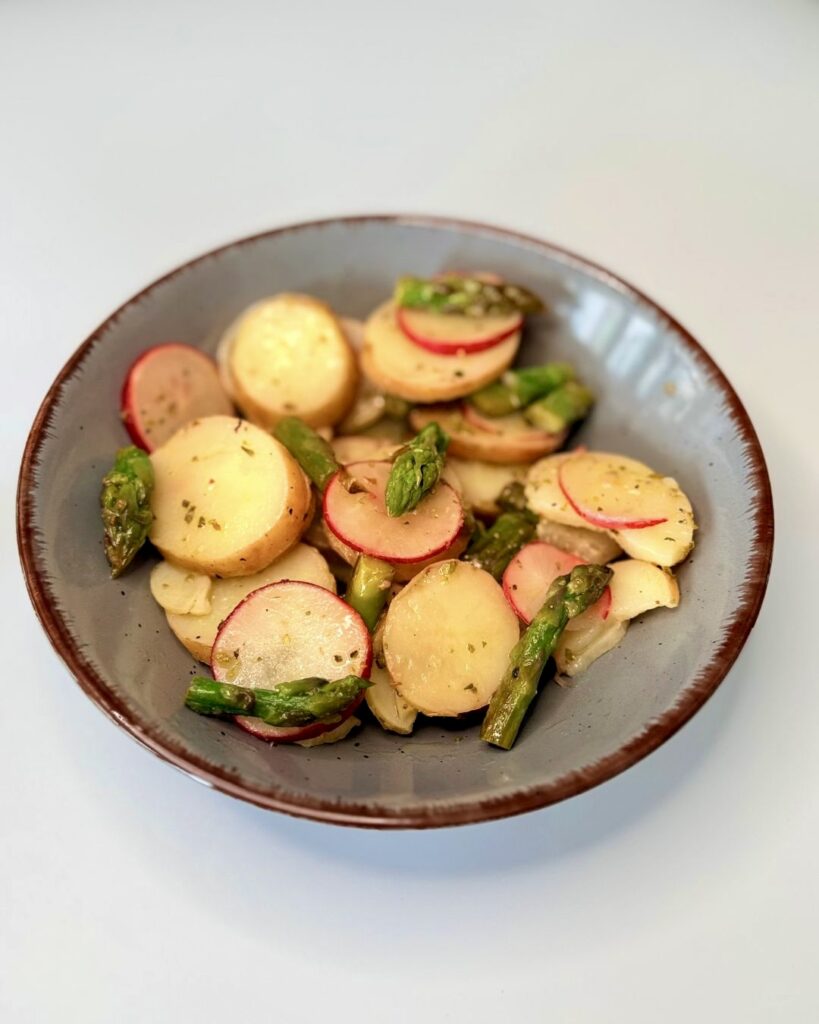 citromos újburgonya saláta zöld spárgával és friss retekkel