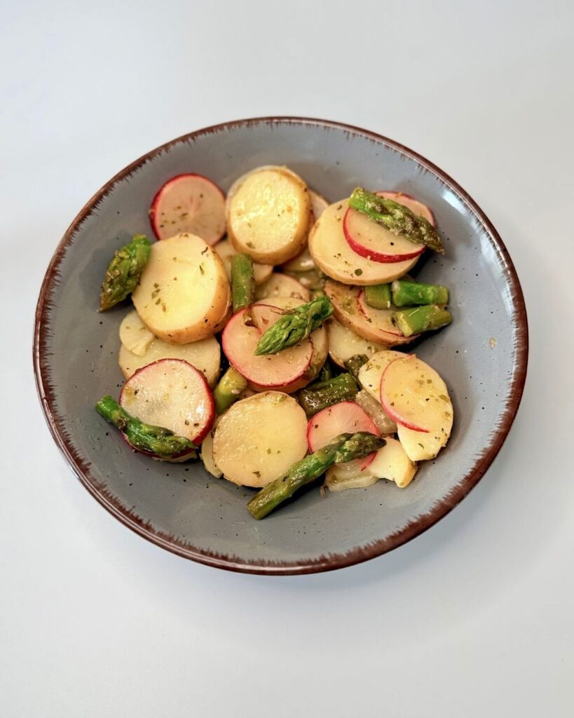 citromos újburgonya saláta zöld spárgával és friss retekkel