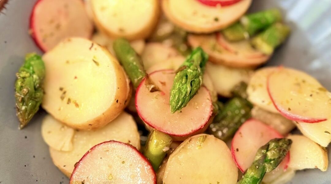 citromos újburgonya saláta zöld spárgával és friss retekkel