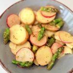 citromos újburgonya saláta zöld spárgával és friss retekkel