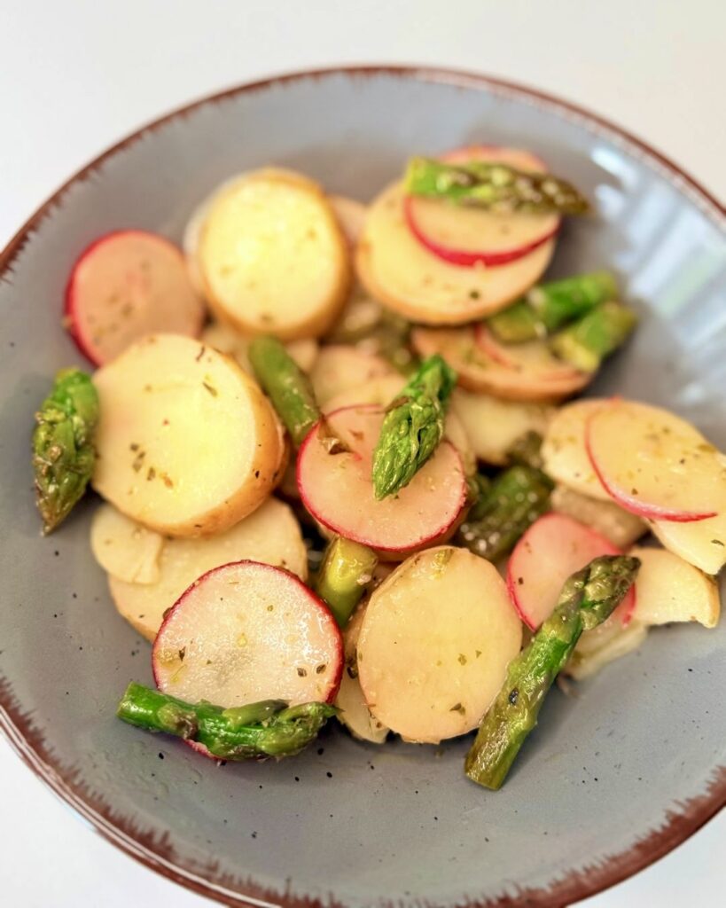 citromos újburgonya saláta zöld spárgával és friss retekkel