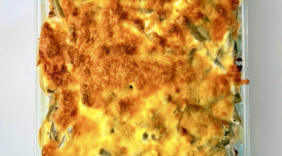 sajtos-tejfölös rakott zöldbab darált hússal és rizzsel sütve