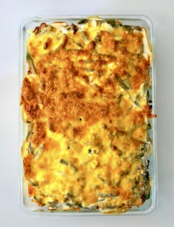 sajtos-tejfölös rakott zöldbab darált hússal és rizzsel sütve