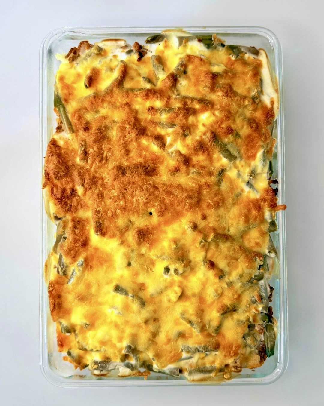 sajtos-tejfölös rakott zöldbab darált hússal és rizzsel sütve