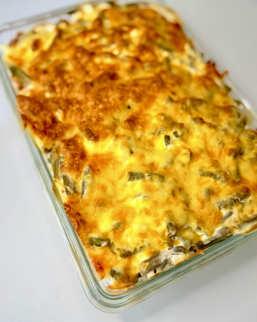 sajtos-tejfölös rakott zöldbab darált hússal és rizzsel sütve