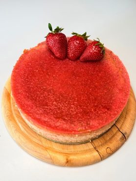 Sütött epres sajttorta zabos-mandulás alappal és fényes epres zseléréteggel