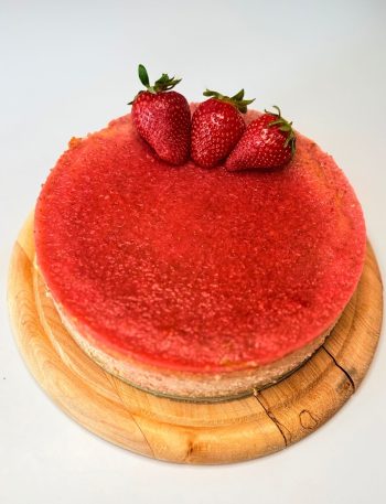 Sütött epres sajttorta zabos-mandulás alappal és fényes epres zseléréteggel