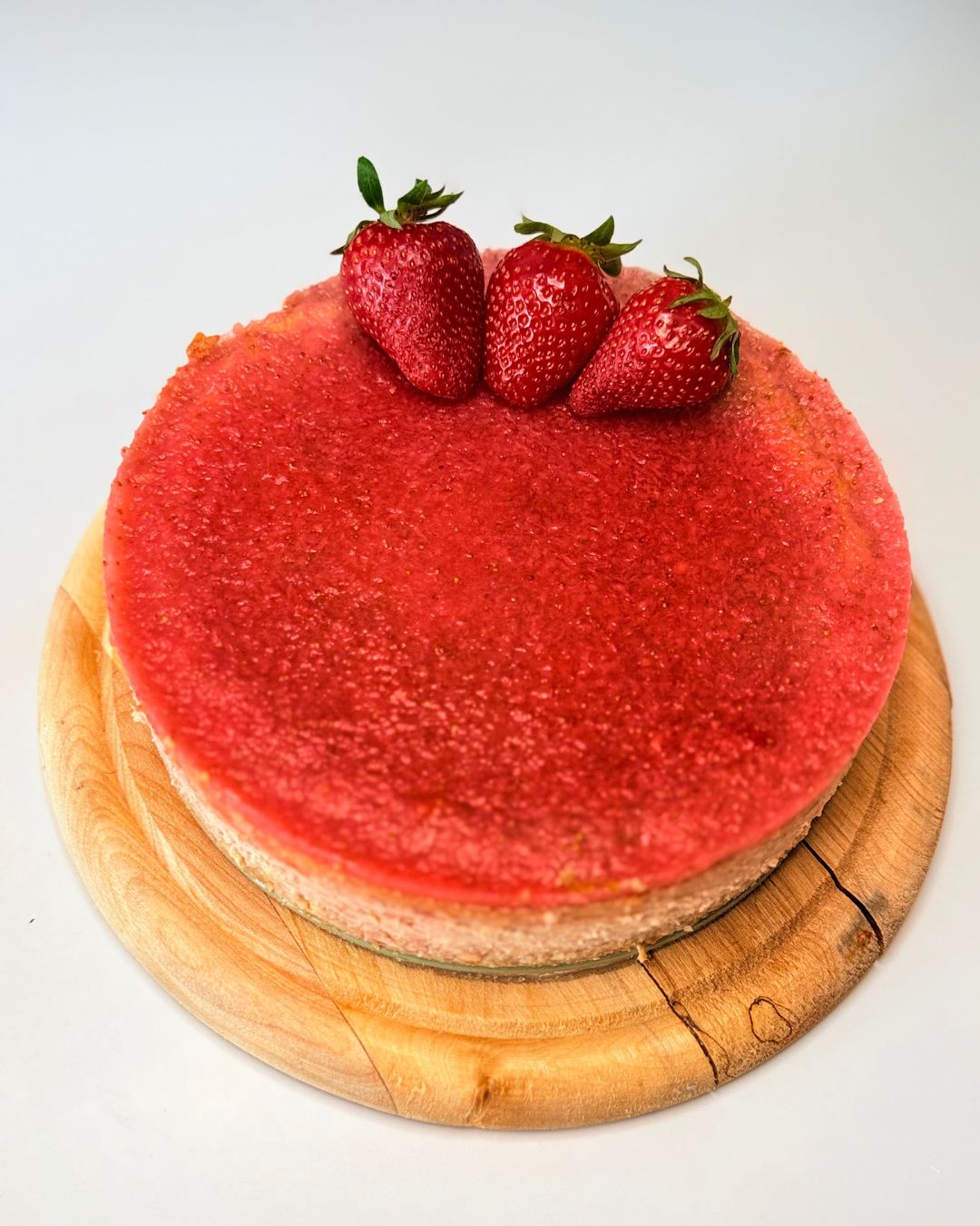 Sütött epres sajttorta zabos-mandulás alappal és fényes epres zseléréteggel