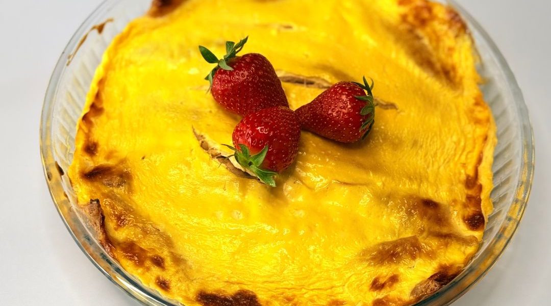Réteges IR-barát epres-túrós rakott palacsinta szeletelve, tejfölös aranybarna tetőréteggel.