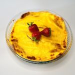 Réteges IR-barát epres-túrós rakott palacsinta szeletelve, tejfölös aranybarna tetőréteggel.
