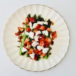 Grillezett zöldspárgából, friss eperből és lágy kecskesajtból készült könnyű tavaszi saláta balzsamecetkrémmel.