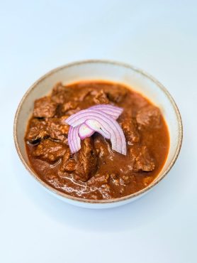 Hagyományos magyar marhapörkölt sűrű paprikás szafttal és omlós marhalábszárral.