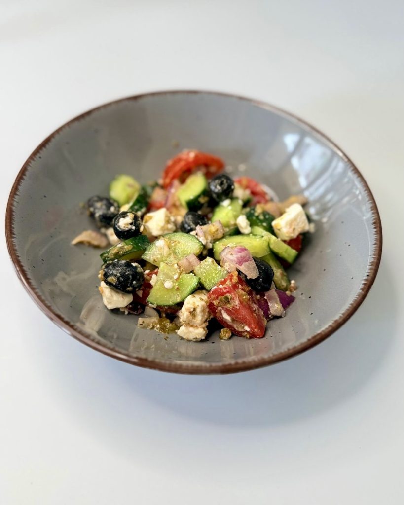 Friss görög saláta uborkával, paradicsommal, feta sajttal és fekete olívabogyóval.