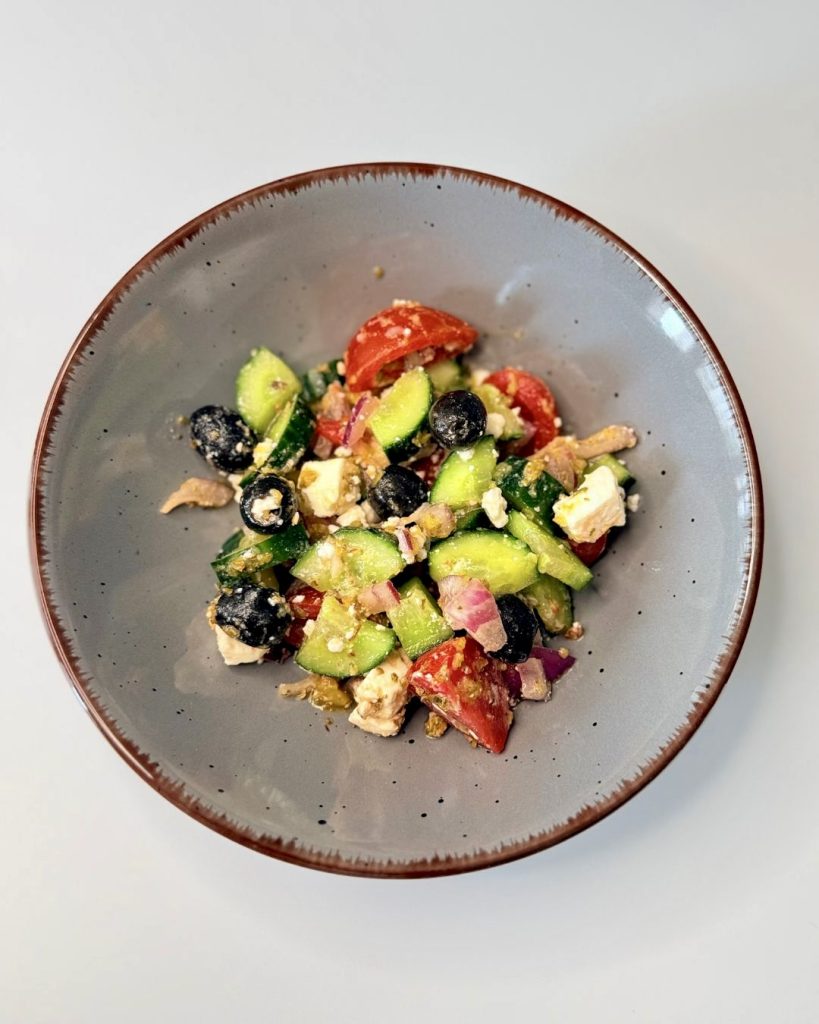 Friss görög saláta uborkával, paradicsommal, feta sajttal és fekete olívabogyóval.
