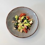 Friss görög saláta uborkával, paradicsommal, feta sajttal és fekete olívabogyóval.