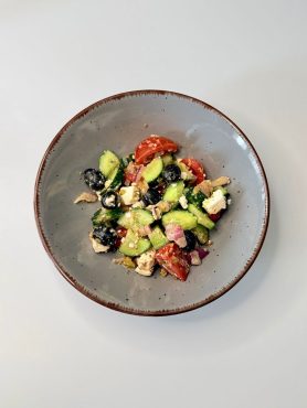 Friss görög saláta uborkával, paradicsommal, feta sajttal és fekete olívabogyóval.