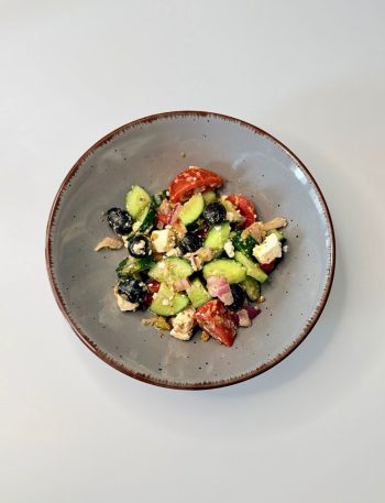 Friss görög saláta uborkával, paradicsommal, feta sajttal és fekete olívabogyóval.