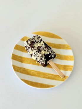 Cukormentes házi Magnum jégkrém roppanós étcsokoládé bevonattal és szeletelt mandulával.