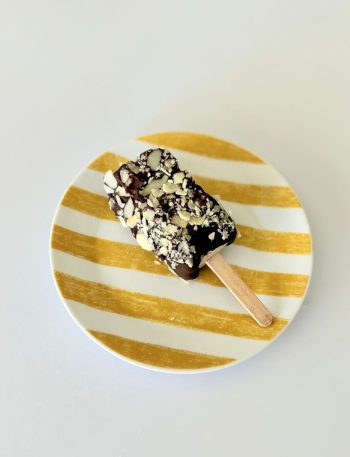 Cukormentes házi Magnum jégkrém roppanós étcsokoládé bevonattal és szeletelt mandulával.