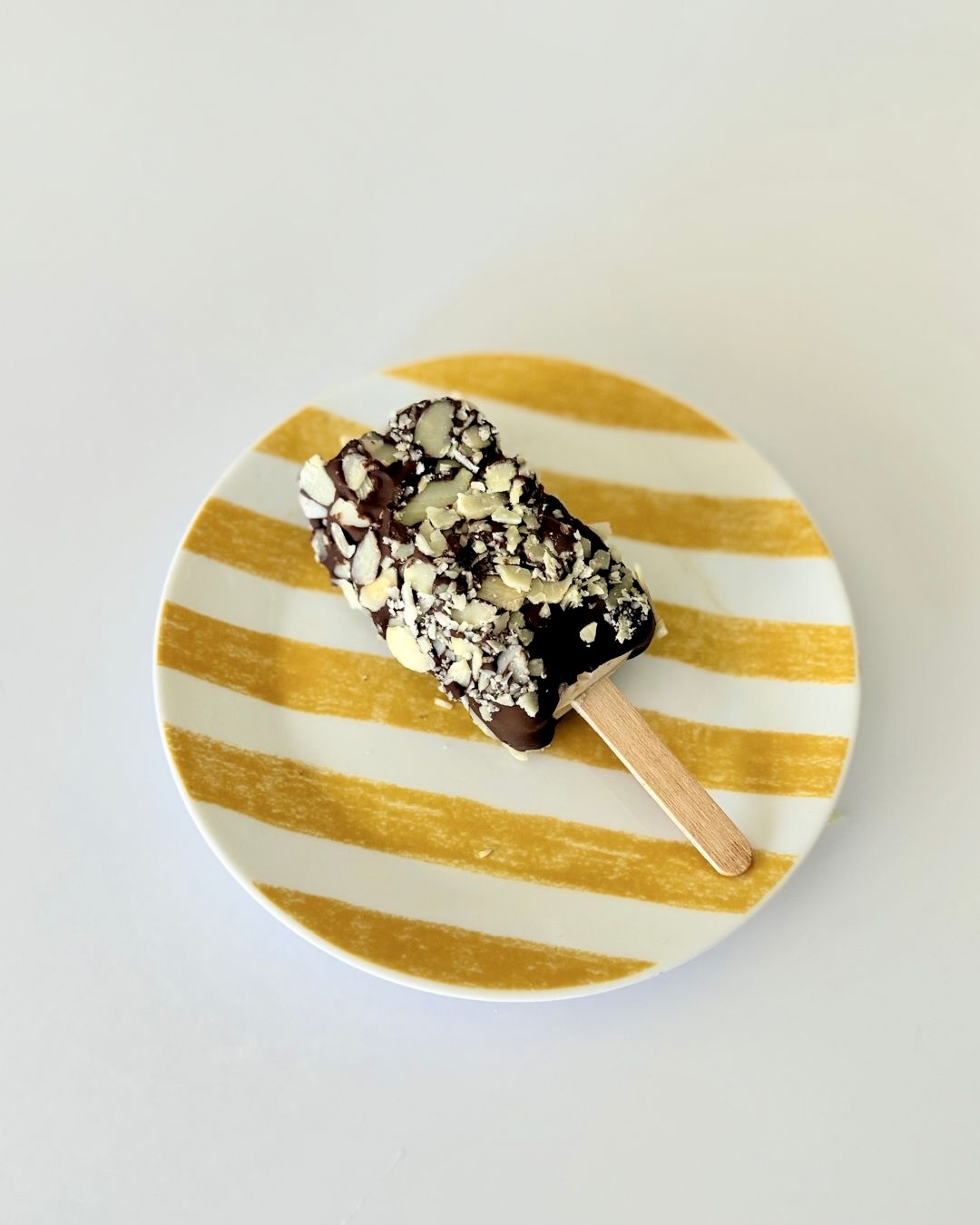 Cukormentes házi Magnum jégkrém roppanós étcsokoládé bevonattal és szeletelt mandulával.